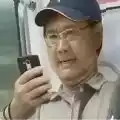 曹可凡地铁老爷爷看手机